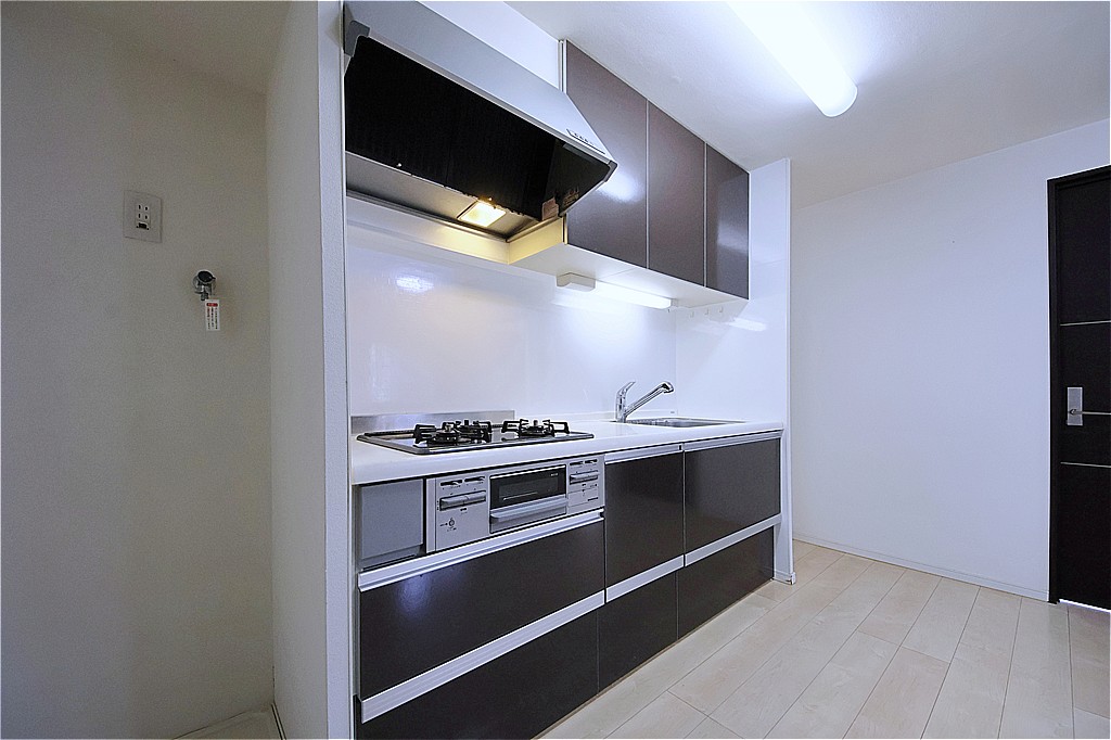 【キッチン】お料理に集中しやすい壁付けタイプのキッチンが採用されています。グリル付き3口コンロで、同時調理もスムーズに行えます。