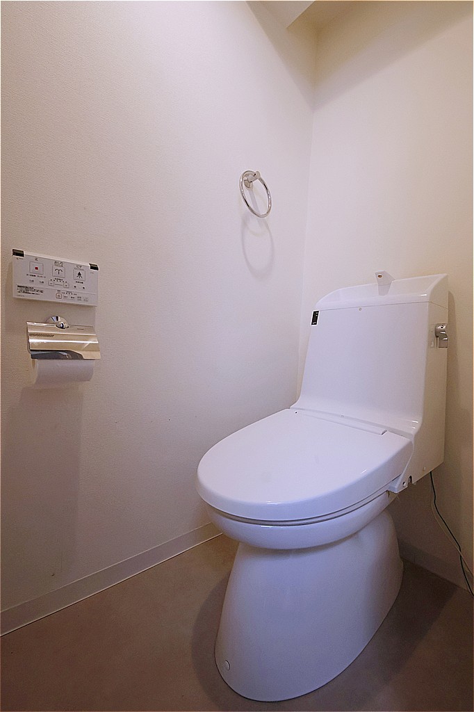 【トイレ】温水洗浄便座付きのトイレです。寒い日でもあたたかな便座で快適に利用できます。リモコンが壁に設置され、操作しやすい仕様です。