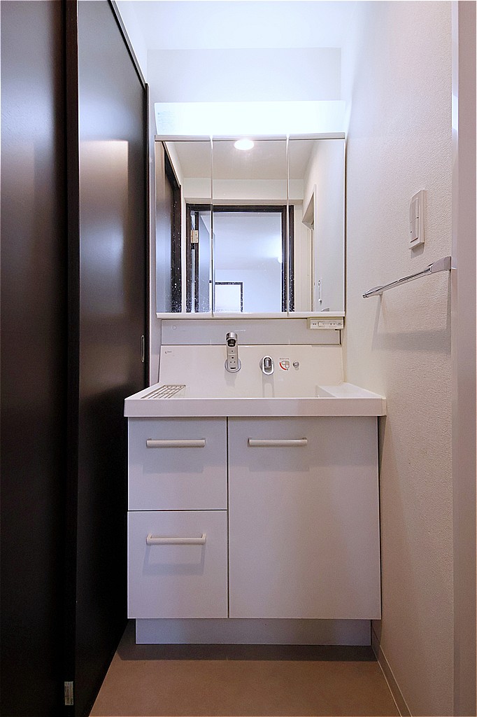 【洗面室】三面鏡付きの洗面化粧台が備わっています。鏡裏やボウル下に収納スペースがあり、洗面用品や化粧品などを整理できます。