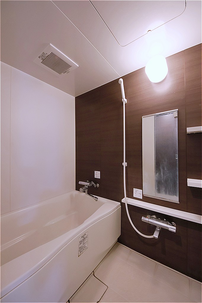 【浴室】アクセントパネルが施された浴室で、1日の疲れを癒していただけます。追い焚き機能付きのため、いつでも快適な温度で入浴できます。