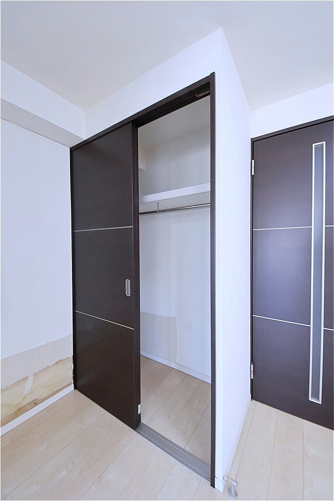 【物入】DKにハンガーパイプ付きの物入が備わっています。衣類の他に日用品なども収納でき、住空間を広く使えます。