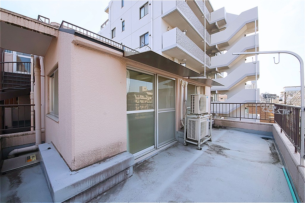 【バルコニー】開放感のあるバルコニーは、外の風を感じながらほっと一息つける癒しの空間です。ライフスタイルに合わせて、多目的にお使いいただけます。