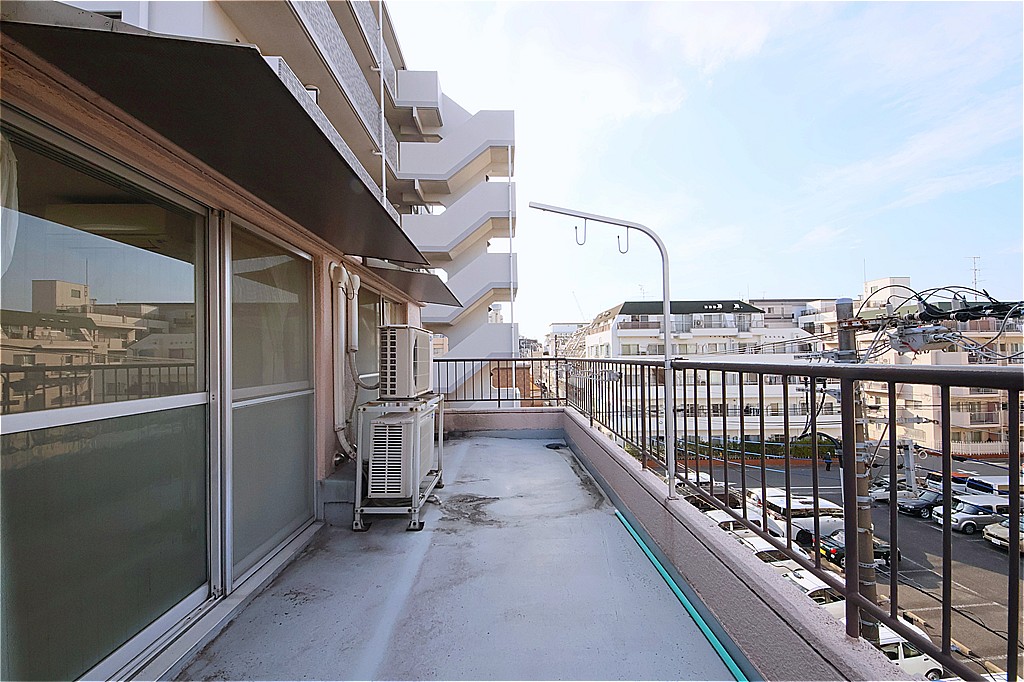 【バルコニー】バルコニーには物干し金物が備わっています。ゆとりある広さのため、たっぷりと洗濯物を干すことができそうです。