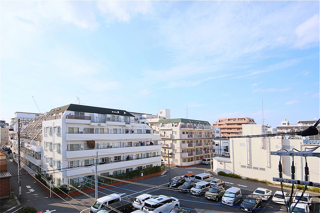 【住戸からの眺望】現況、目の前の視界を遮る高い建物がなく、開放的な景色を楽しめます。※眺望は将来に渡って保証するものではありません。