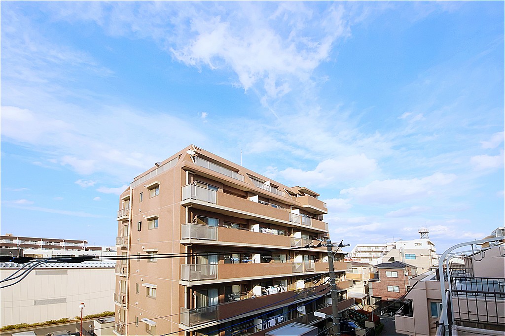 【住戸からの眺望】晴天時には青空が広がり、リフレッシュの場としても活躍しそうです。※眺望は将来に渡って保証するものではありません。