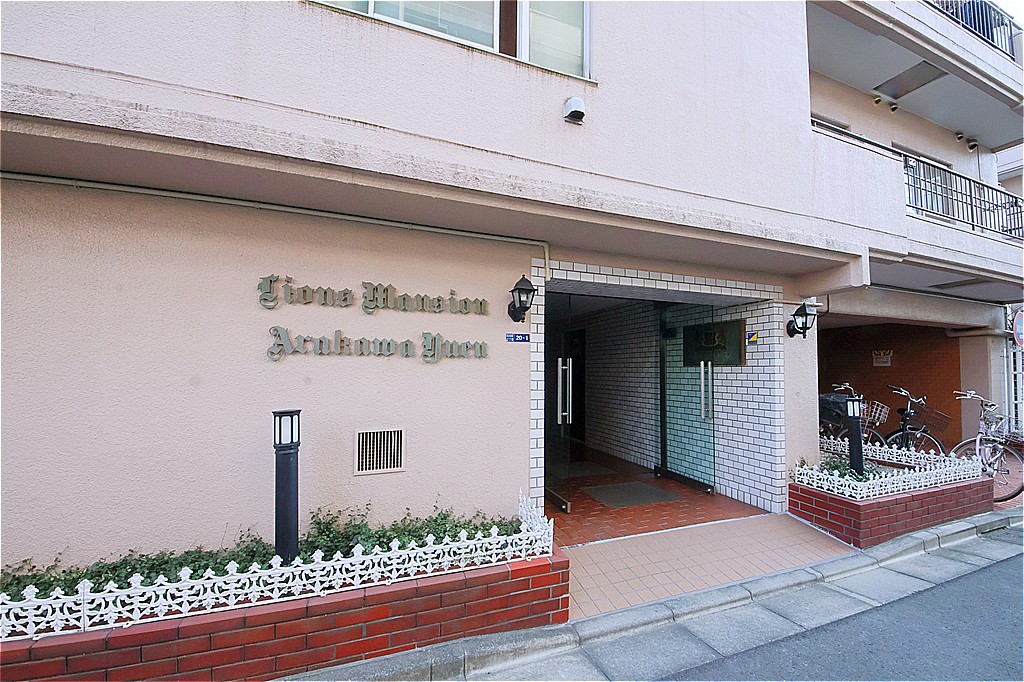 【エントランス】やさしい色合いの外壁とレンガ調の素材が調和した、落ち着きのあるエントランスです。