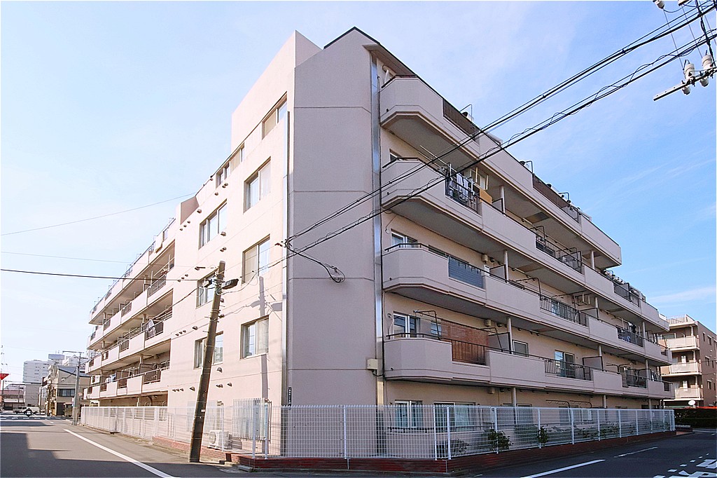 【現地外観】鉄筋コンクリート造のマンション。スーパー「東武ストア西尾久店」まで徒歩1分と、日々のお買い物に便利な立地です。