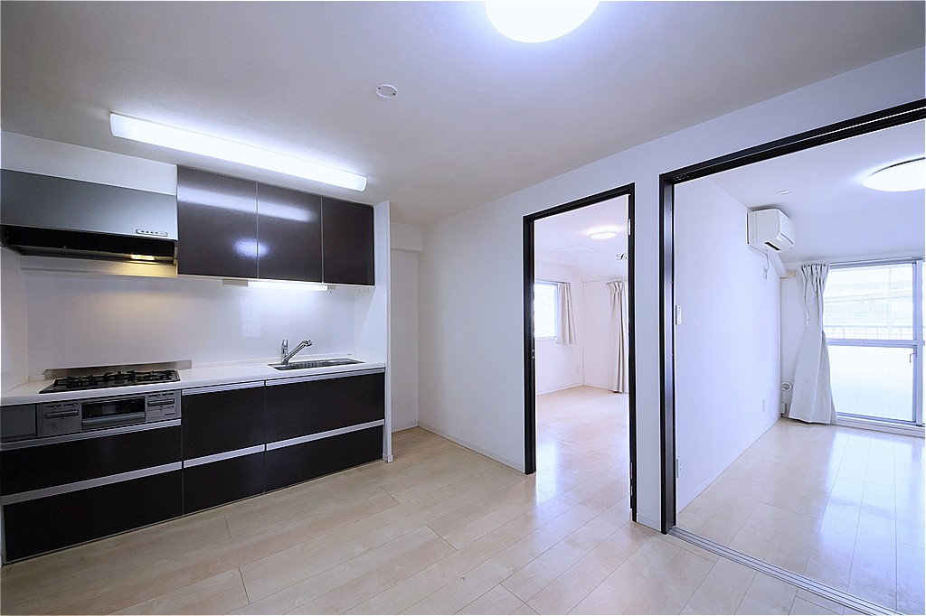 【ライオンズマンション荒川遊園】2駅利用可能で、休日のお出かけや通勤通学に便利な立地。4階部分・ルーフバルコニー付きの開放感のある住まいです。