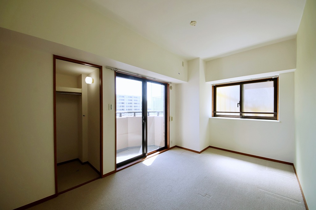 【洋室/約7.1帖】2面採光につき、心地よい陽光と風が巡ります。WICが備わっているため、収納家具の設置を抑えられます。