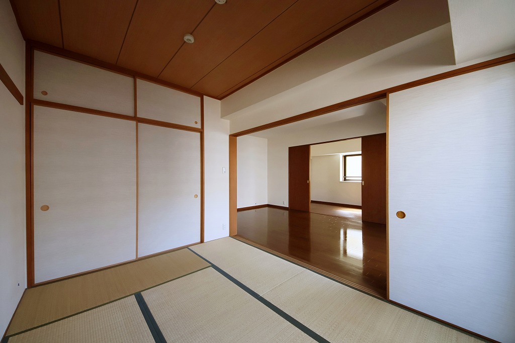 【和室】来客の際には客間として、普段はお子さまの遊び場やお昼寝スペースとしても活用できます。季節物やお布団などを収納できる押入れ付きです。