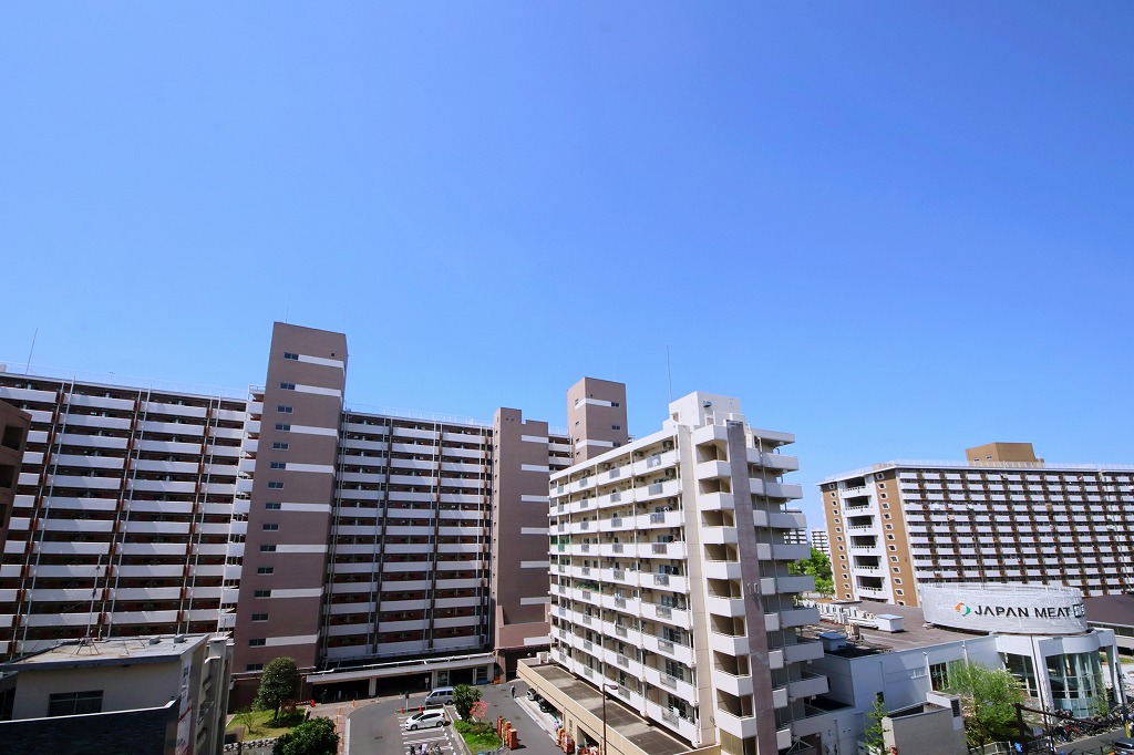 【住戸からの眺望/西側】7階部分からの眺望です。晴天時には爽やかな青空を楽しめます。※眺望は将来に渡って保証されるものではありません。