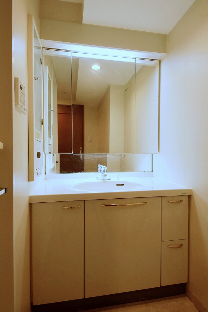 【洗面室】お子さまの目線に合わせたチャイルドミラーが備わり、ご家族それぞれが使いやすい洗面化粧台です。壁面には収納スペースがあり、化粧品や小物などを整理できます。