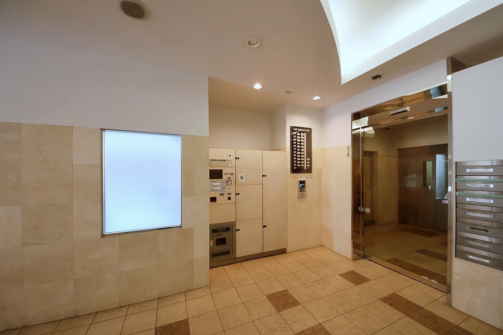 【エントランス】不在時でも荷物を受け取れる宅配ボックスが設置されています。再配達の手間が省けるうえ、非対面での受け取りが可能です。