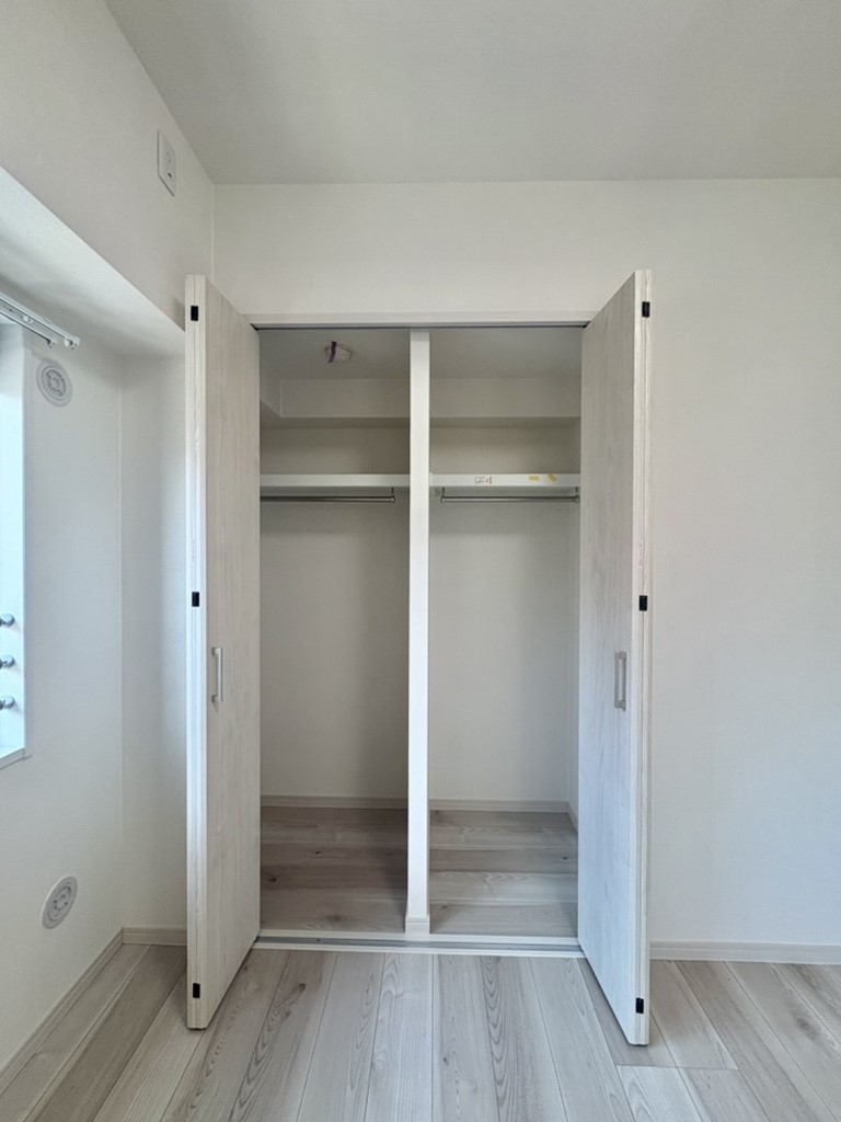 【収納/洋室(約5.9帖)】全居室に収納スペースが設けられています。収納家具は最低限に、居住空間を広く利用できます。