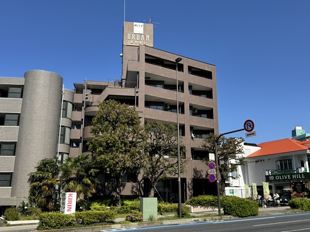 【現地外観】都営地下鉄三田線「志村坂上」駅まで徒歩6分。SRC造、地上8階建のマンションです。徒歩5分圏内にお買い物施設が揃い、日々の暮らしに便利な住環境です。