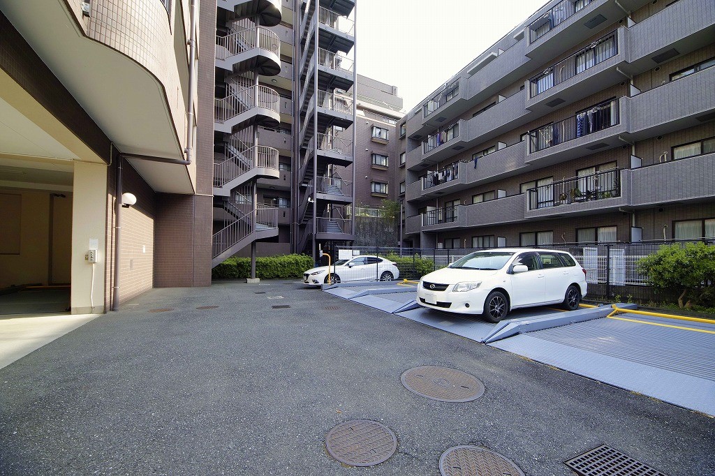 【駐車場】敷地内に駐車場が設置されており、お出かけの際もスムーズに出入り可能です。最新の空き状況や駐車可能なサイズ等はお問い合わせください。
