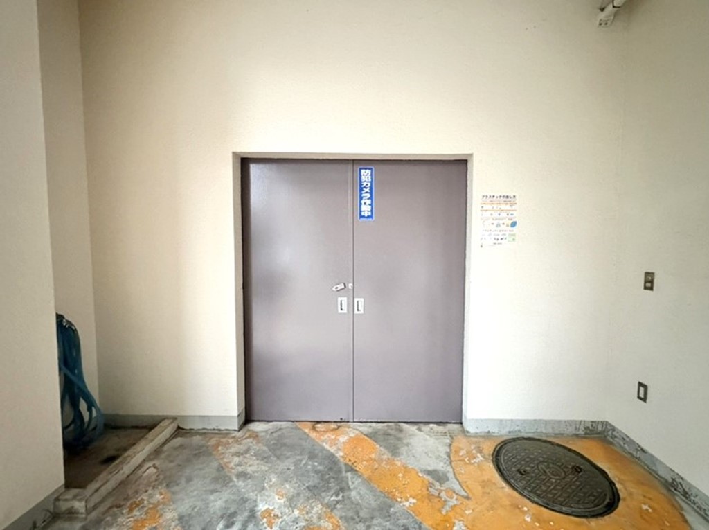 【ゴミ置き場】清潔に保たれた居住者専用のゴミ置き場。扉付きの屋内型は、カラスなどの被害を防ぐだけでなく、ニオイ漏れも抑えられます。