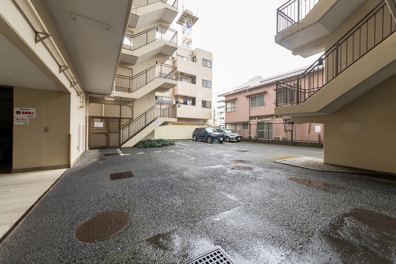 【駐車場】平面式の駐車場が設置されています。移動がしやすく、車の出し入れがスムーズに行えそうです。