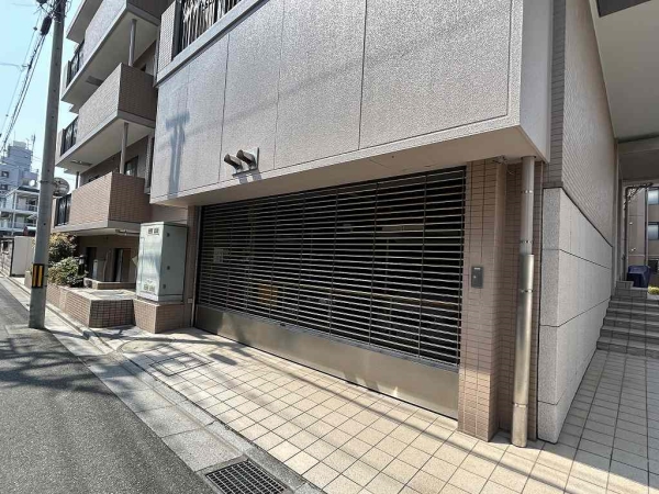屋根付きの機械式駐車場