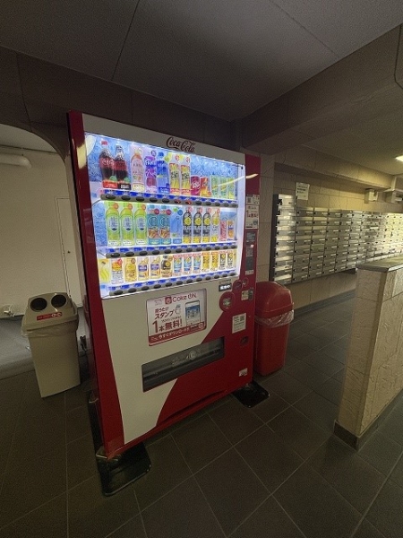 エントランスには自動販売機がございます。