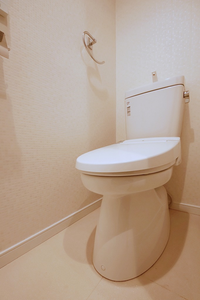 【トイレ】白を基調とした清潔感のあるシンプルなお手洗いです。温水洗浄便座付きなので、毎日快適にご利用いただけます。
