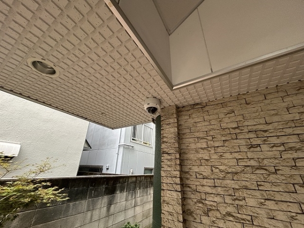 エントランスの監視カメラ