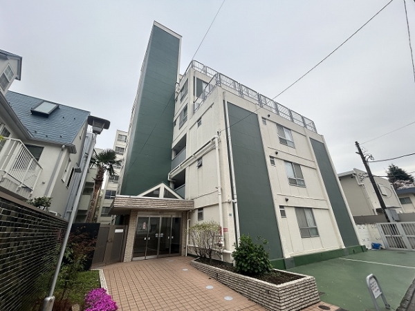 閑静な住宅街に立地