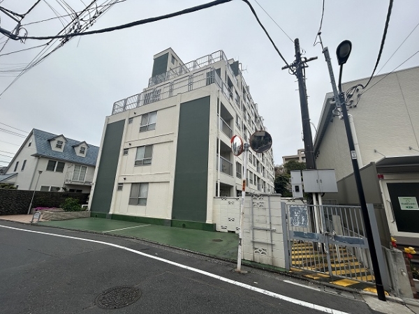 閑静な住宅街に立地