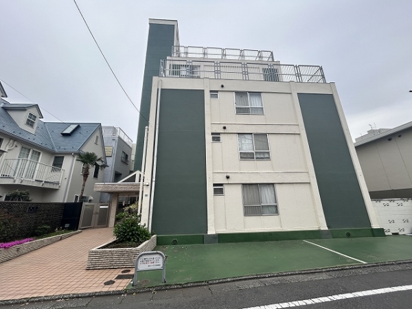 閑静な住宅街に立地