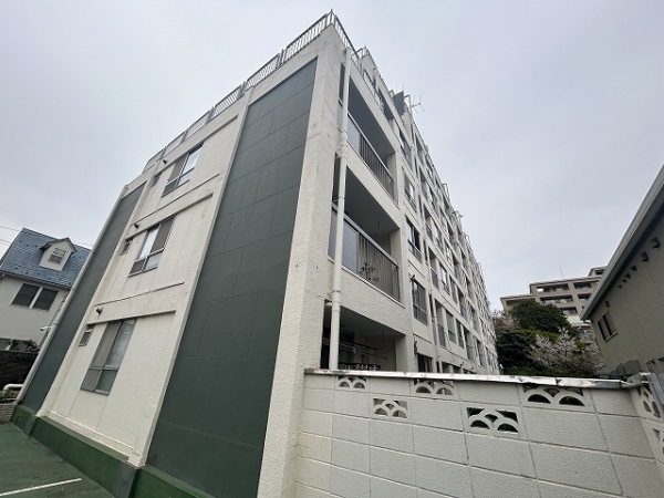 閑静な住宅街に立地