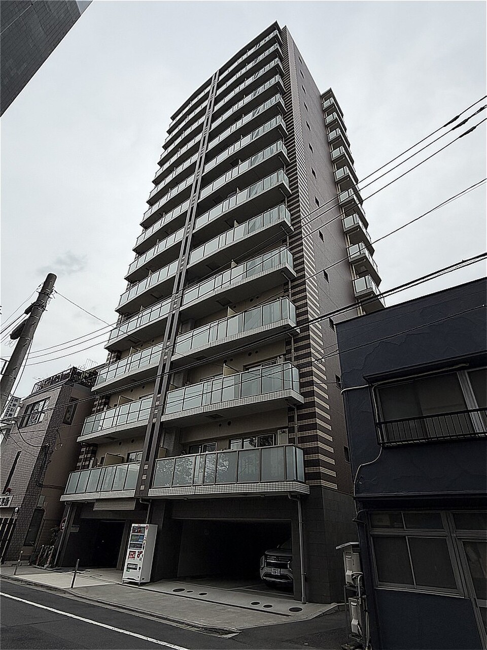 【フェルクルールプレスト池袋WEST】鉄筋コンクリート造地上14階建2階部分。総戸数64戸。最寄り駅まで徒歩7分。複数路線利用可能で、通勤・通学に便利な立地です。