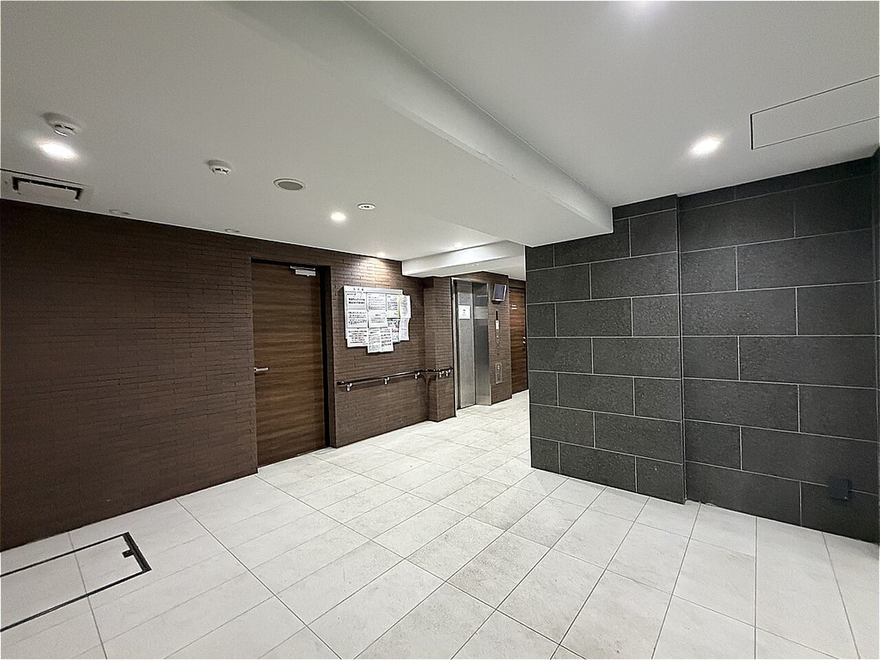 【ロビー】ロビーの壁面には掲示スペースがあり、居住者向けのお知らせなどを確認することができます。