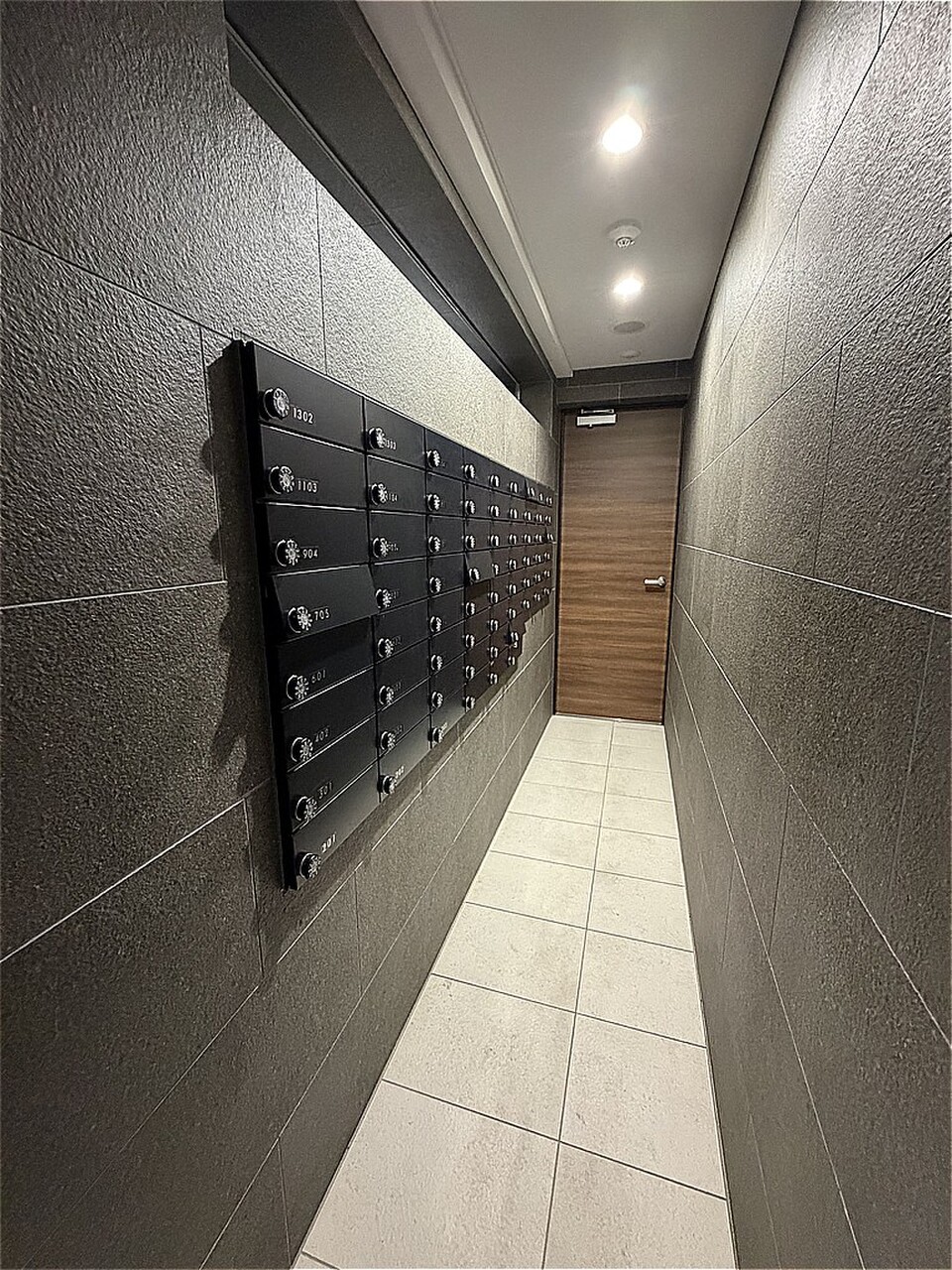 【集合ポスト】ダイヤル式の集合ポストが設けられています。鍵を持ち運ぶ必要がなく、番号を覚えておけば居住者はいつでも解錠可能です。