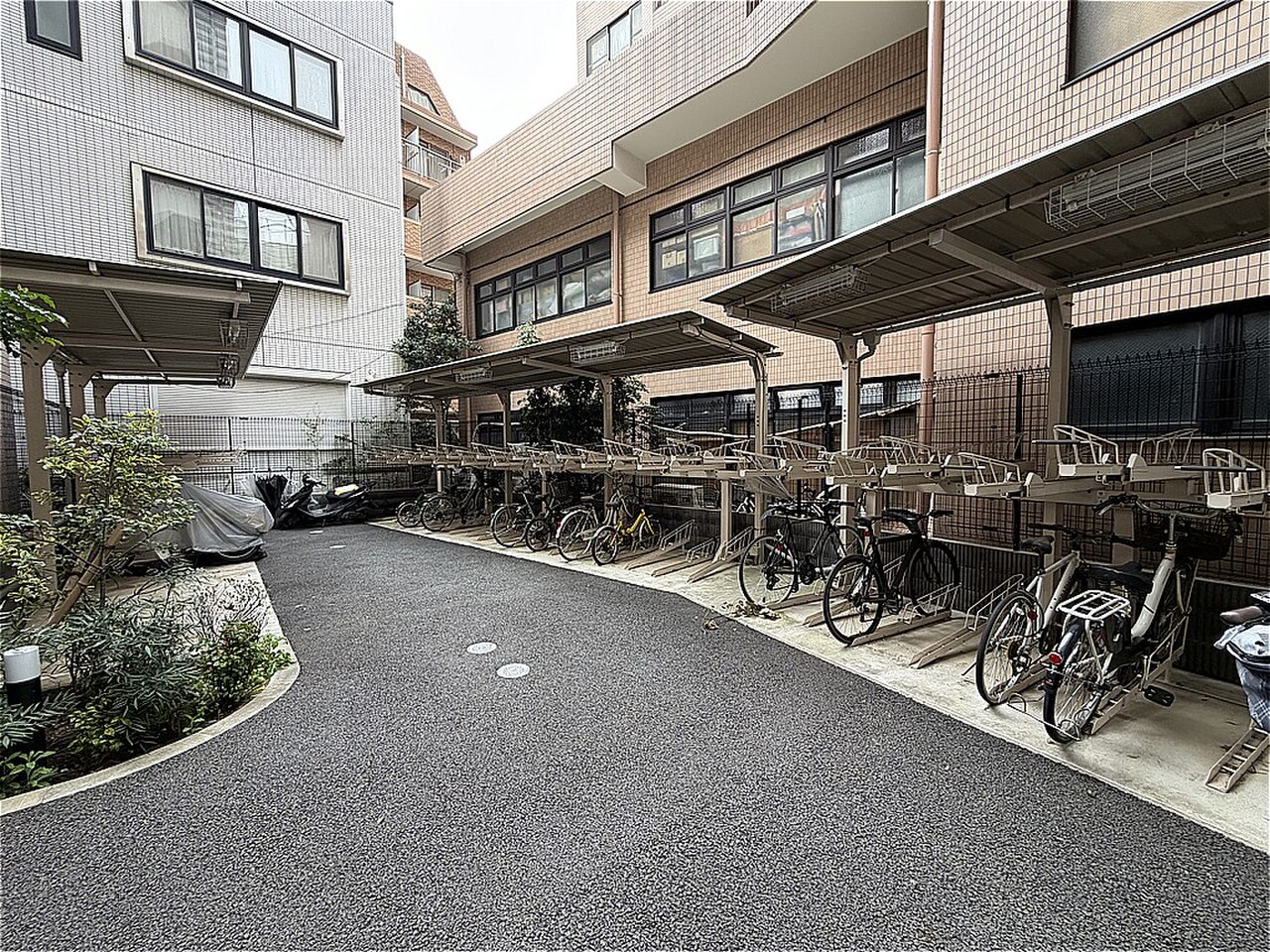 【駐輪場】屋根があるので、雨から大切な自転車を守ってくれます。使用方法はお気軽にお問い合わせください。