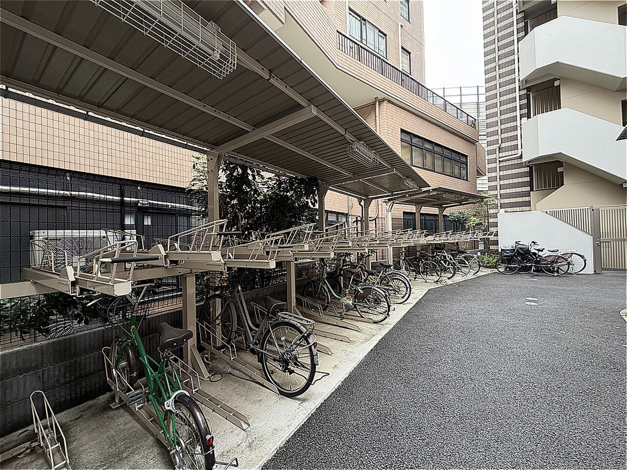 【駐輪場】整理しやすい2段式ラックが採用されています。空き状況などは、お気軽にお問い合わせください。