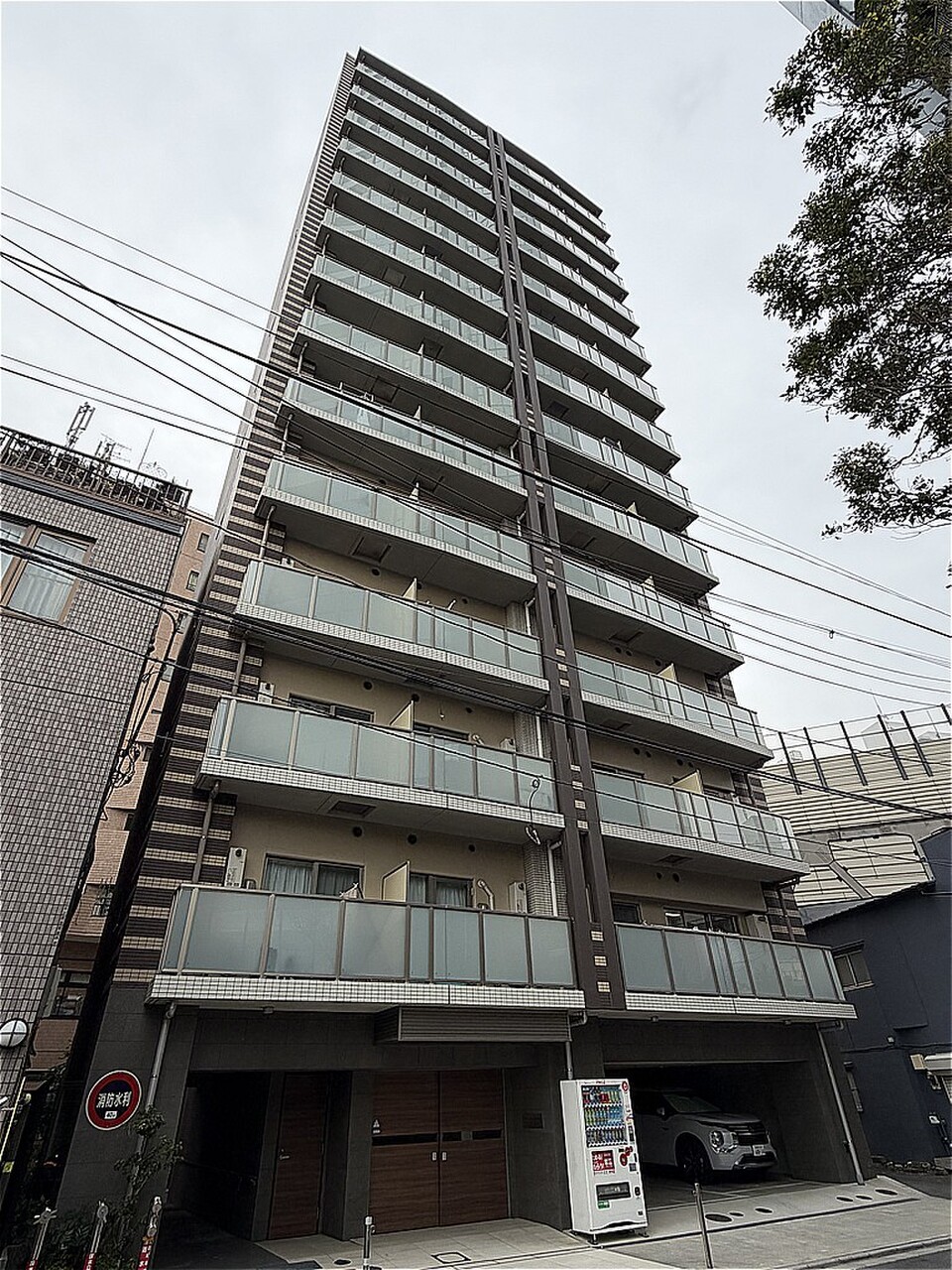 【現地外観写真】徒歩4分圏内にスーパーとコンビニが揃います。急なお買い物にも便利な住環境です。周辺環境も併せてご案内させていただきます。ぜひ現地にてお確かめください。