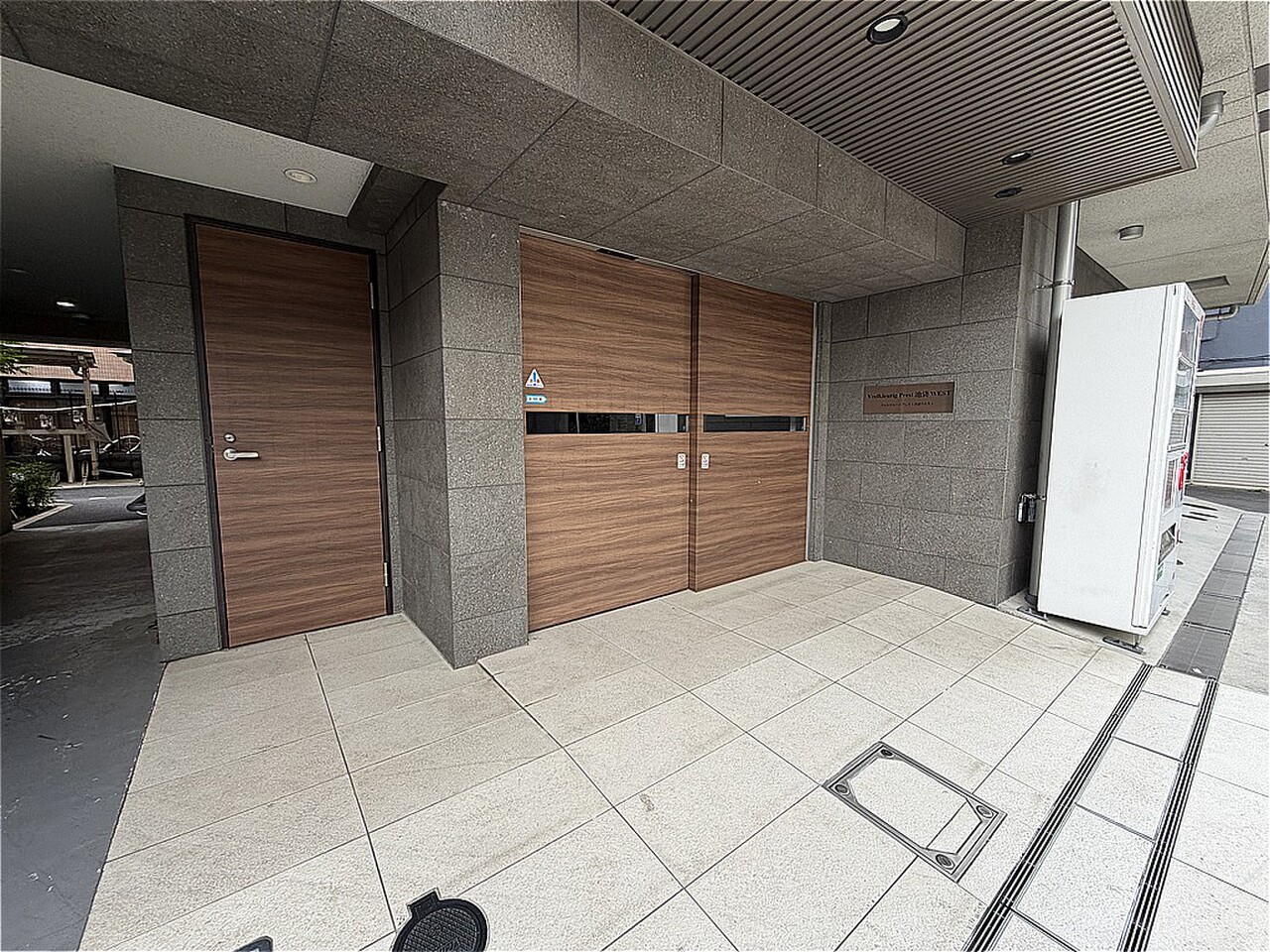 【エントランス】マンション入口付近には屋根が設置されています。傘をさして帰ってきた際、慌てずに傘を閉じることができます。