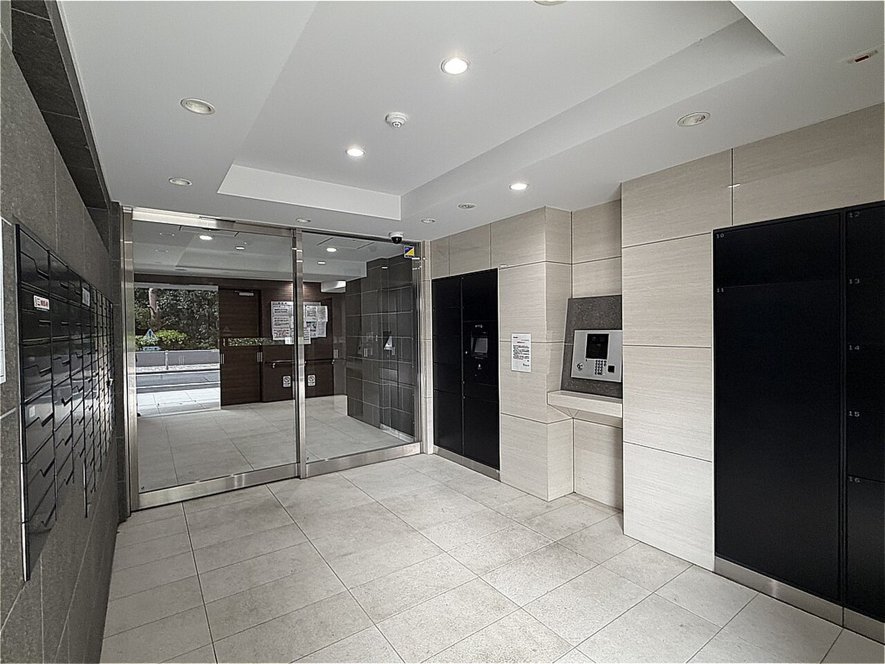 【エントランス】落ち着いたトーンで重厚感があります。清潔感があり、段差がなく、フラットなエントランスです。マンションの居住者以外の人が侵入しにくいオートロックシステムが採用されています。