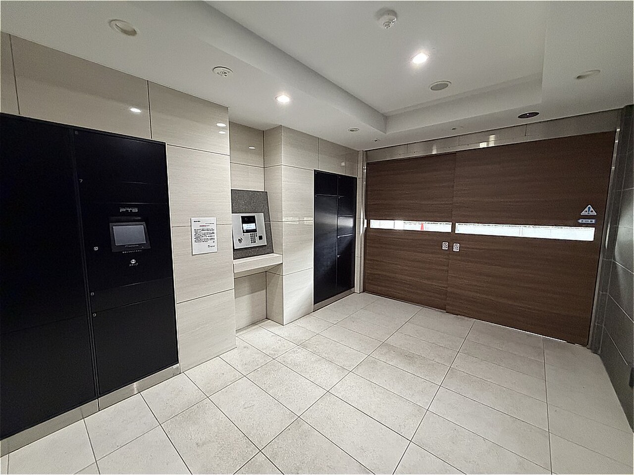 【エントランス】オートロック付きのマンションで、防犯面に配慮されています。共用部に宅配ボックスが設けられているため、在宅・不在に関わらず、荷物の受け取りが可能です。