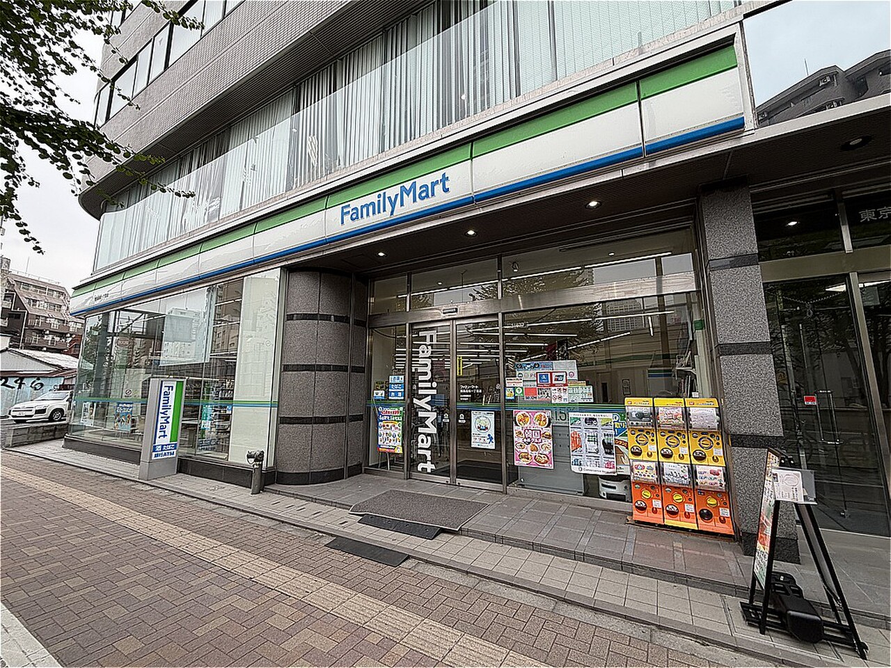 【ファミリーマート豊島高松1丁目店】24時間営業です。買い忘れがあった際にも時間を気にせず行くことができるので便利です。セルフレジやマルチコピー機、ATMなどが設置されています。