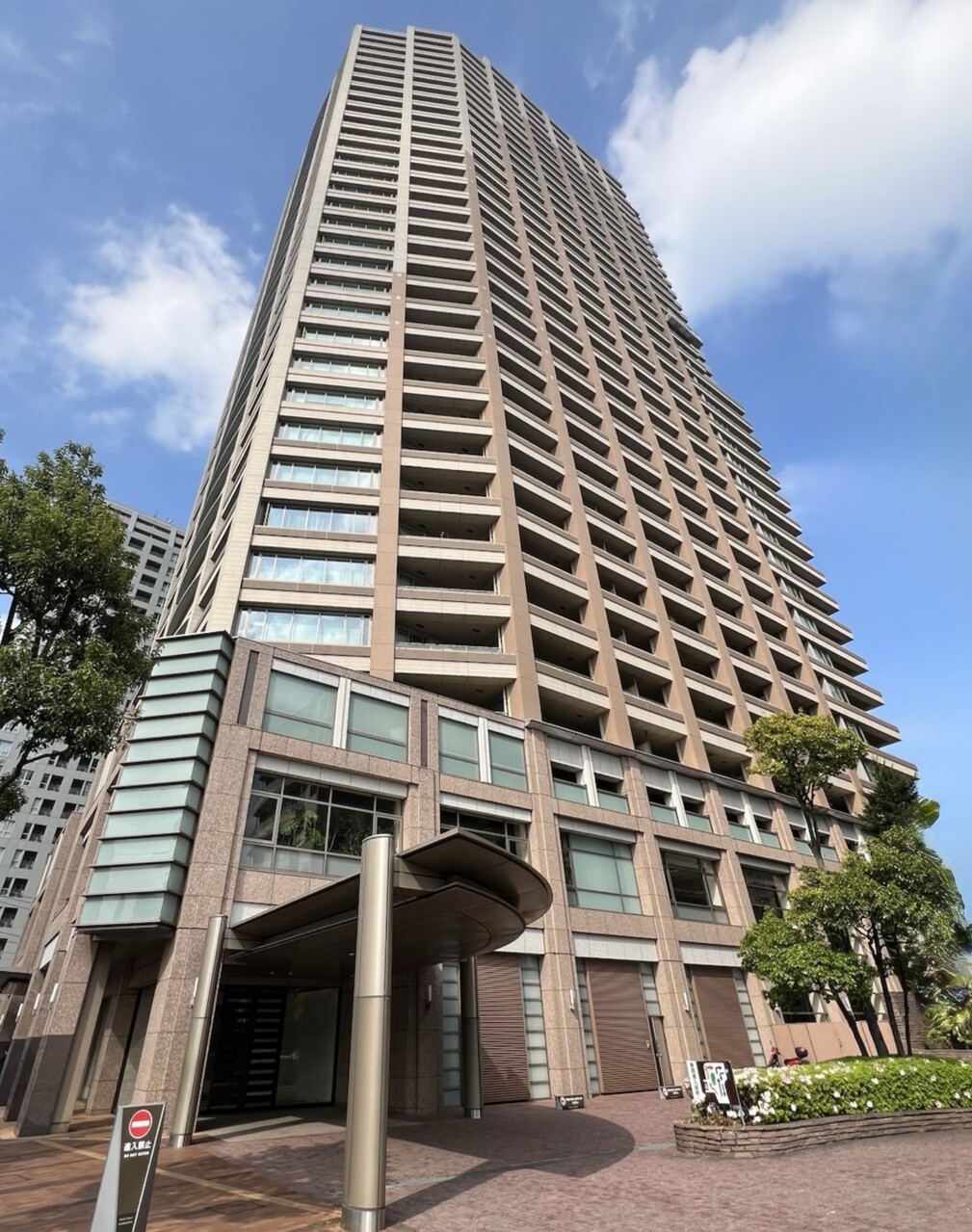 【パークコート麻布十番ザ・タワー】最寄駅徒歩4分。都内各所へスムーズアクセス可能。全居室南向き。ペット飼育可能(規約あり)。豊富な収納とホテルライクなデザインが魅力的な2LDKです。