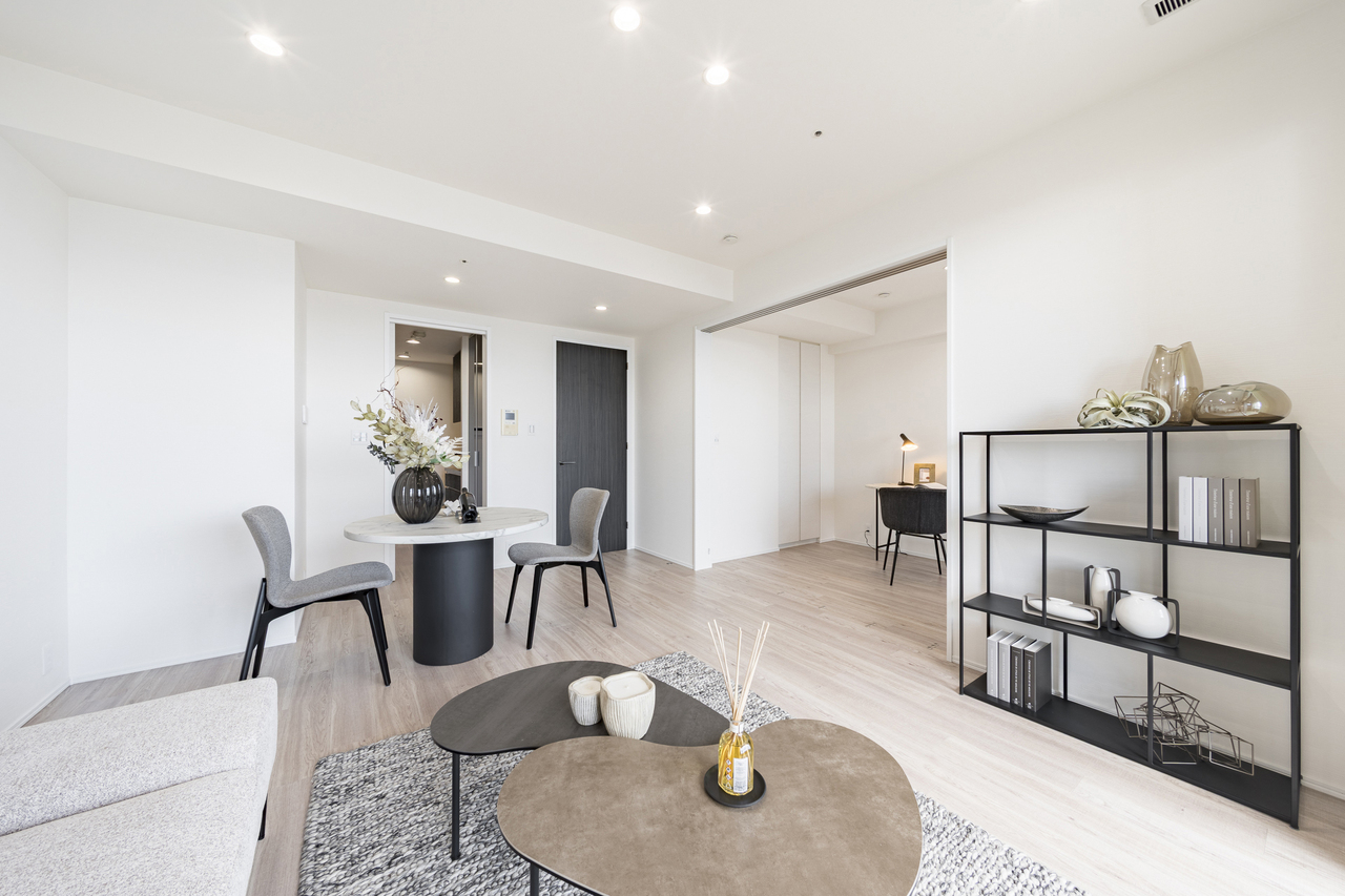 【LD/約11.1帖】隣接する洋室との一体利用も可能。シーンに応じて広々とした空間にアレンジしてお楽しみいただけます。※家具・調度品等は販売価格に含みません。