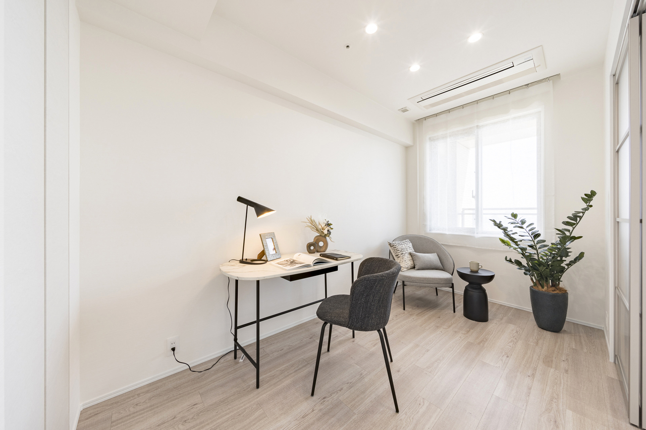 【洋室/約5.1帖】リビングに隣接した洋室です。子供部屋や仕事部屋等、ライフスタイルに合わせてご活用ください。※家具・調度品等は販売価格に含みません。