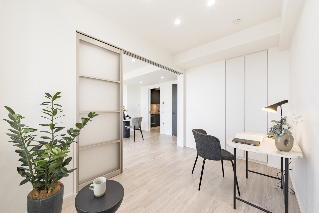 【洋室/約5.1帖】間仕切りは吊り戸仕様。床に溝がなく、お手入れがスムーズ。すっきりとしたデザインもメリットです。※家具・調度品等は販売価格に含みません。