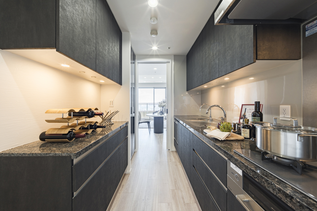 【キッチン】豊富な収納が備わったキッチンスペース。ディスポーザーや浄水器、食器洗乾燥機等の設備が搭載されています。※家具・調度品等は販売価格に含みません。