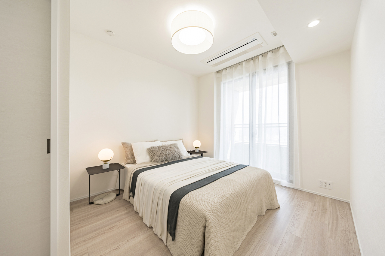 【洋室/約7.3帖】ゆとりのある広さで、大きめのベッドも設置可能。主寝室としておすすめの一室です。※家具・調度品等は販売価格に含みません。