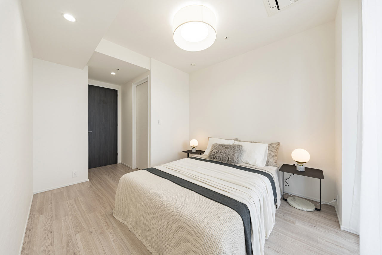 【洋室/約7.3帖】壁面にプロジェクターを投影し、ホームシアターを楽しめます。お休み前の一時を快適にお楽しみください。※家具・調度品等は販売価格に含みません。