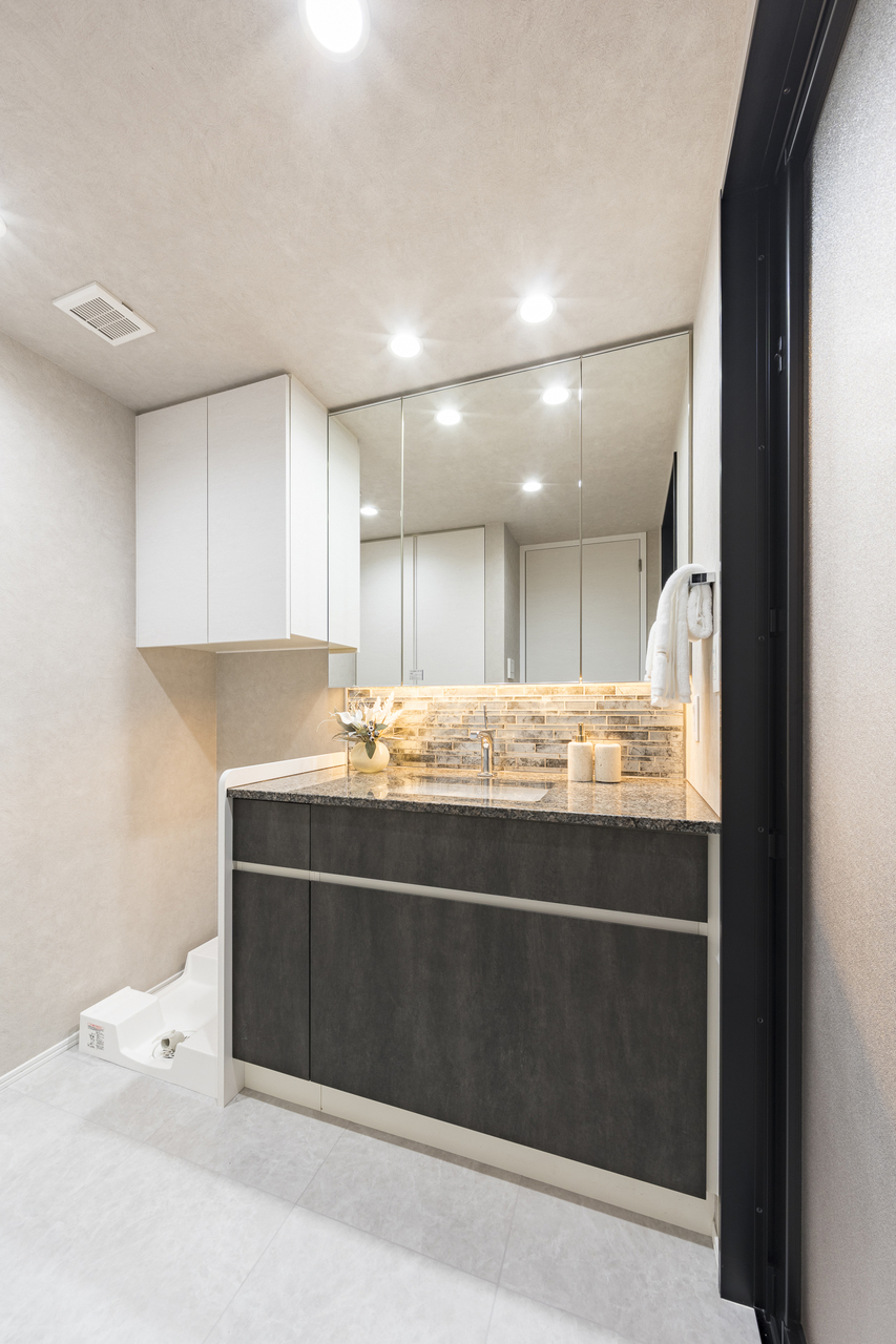 【洗面所】ヘアメイクがしやすい三面鏡付きの洗面化粧台。ゆとりのあるサイズで、お子様と並んでの身支度もスムーズです。※家具・調度品等は販売価格に含みません。