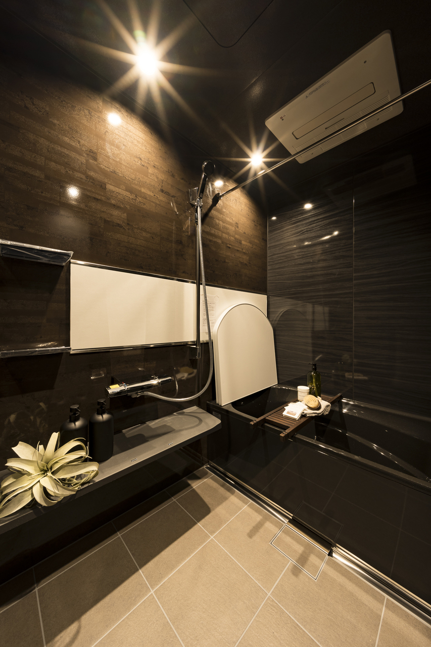 【浴室】ホテルライクな高級感漂うデザイン。浴室暖房乾燥機が設置されており、お好きなタイミングで洗濯物を乾かせます。※家具・調度品等は販売価格に含みません。