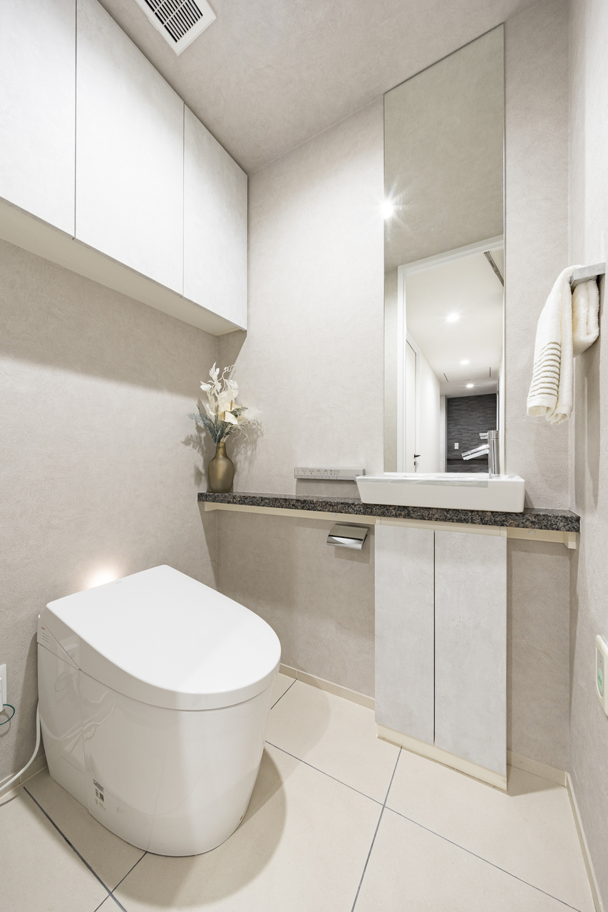 【トイレ】清潔感溢れる爽やかな内装。独立式の手洗いや収納棚等、使い勝手の良い設備が採用されています。※家具・調度品等は販売価格に含みません。